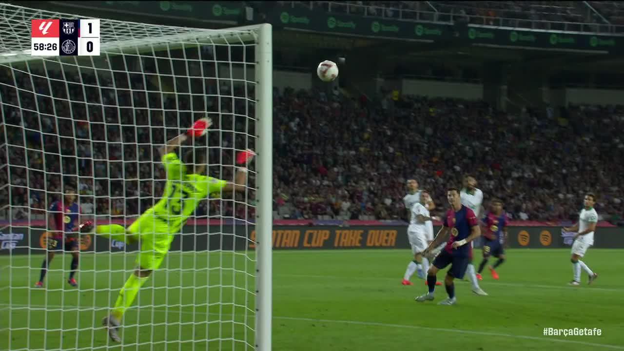 David Soria makes a diving one-handed save for Getafe