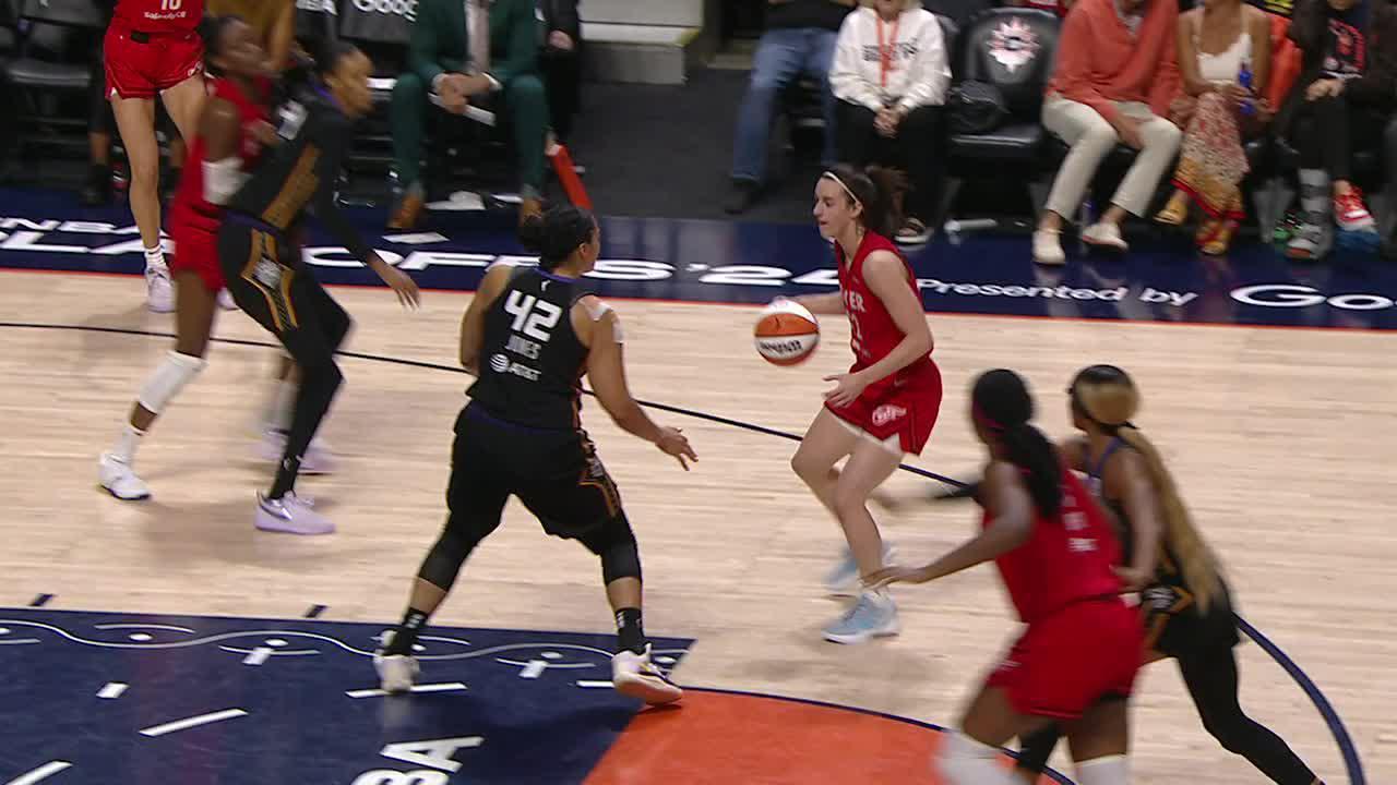 Caitlin Clark finds Aliyah Boston for Fever bucket