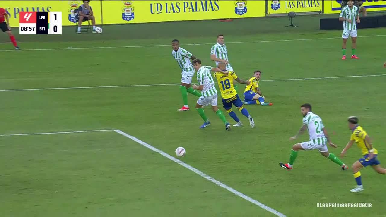 Alberto Moleiro finds the back of the net for Las Palmas