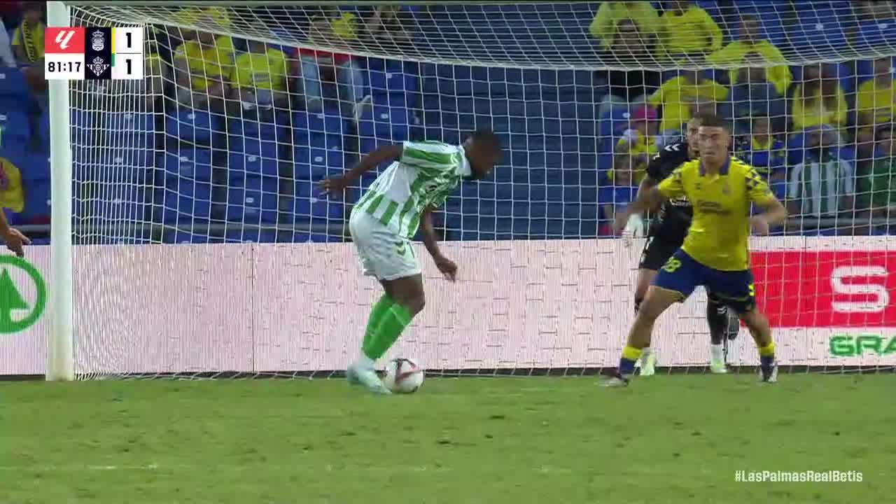 Cédric Bakambu hits the frame