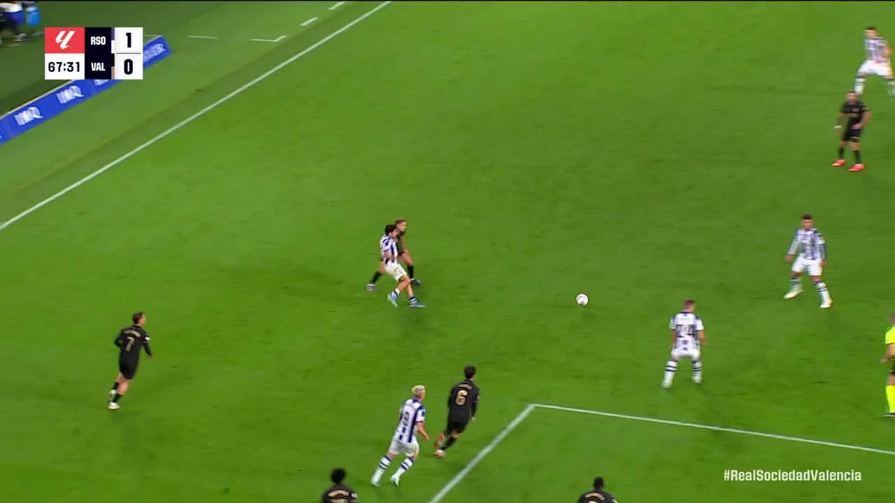 Giorgi Mamardashvili makes a great save