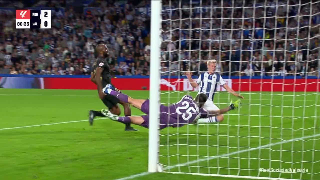 Orri Steinn Óskarsson finds the back of the net for Real Sociedad