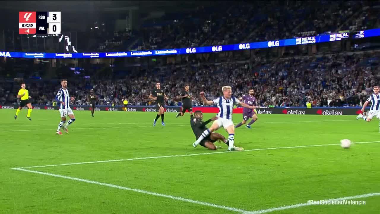 Orri Steinn Óskarsson slots in the goal for Real Sociedad