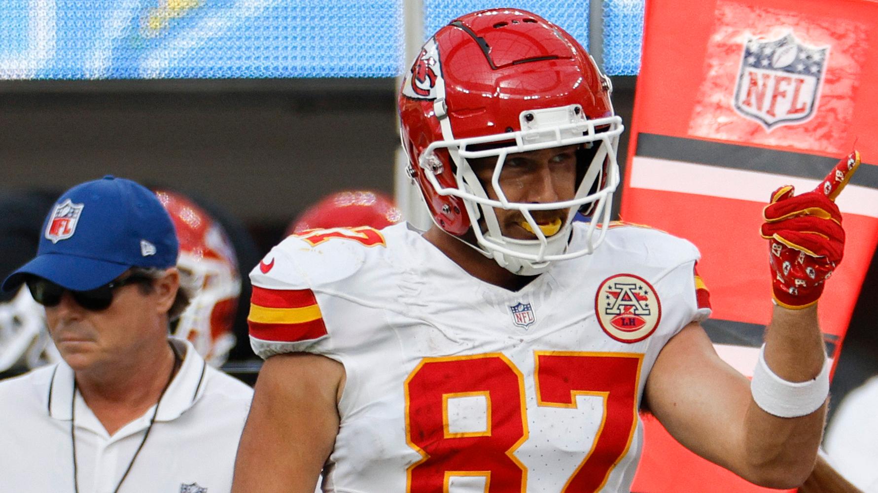 Travis Kelce hauls in 38-yard catch amidst record-setting day