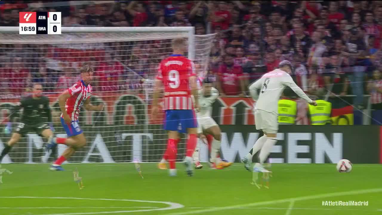 Jan Oblak makes a great diving save for Atleti