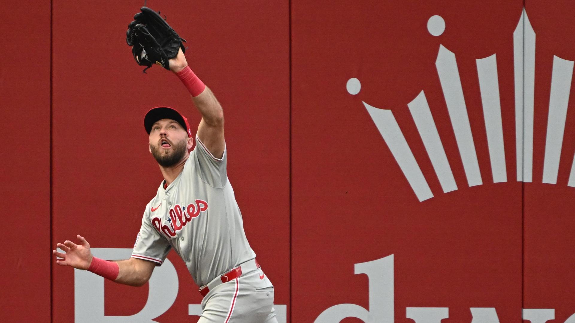 Kody Clemens doesn't let the wall stop him from amazing game-ending catch