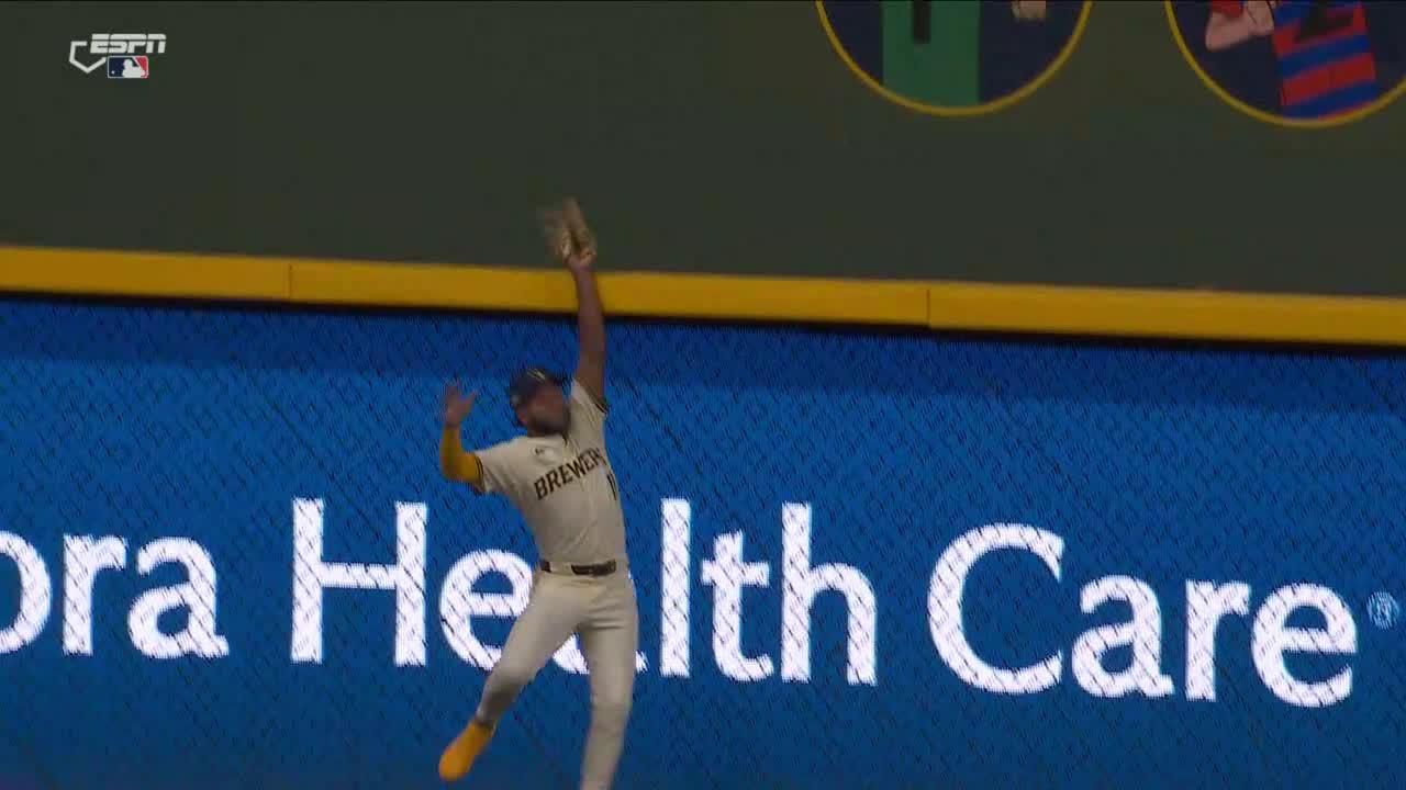 Jackson Chourio makes phenomenal grab in left