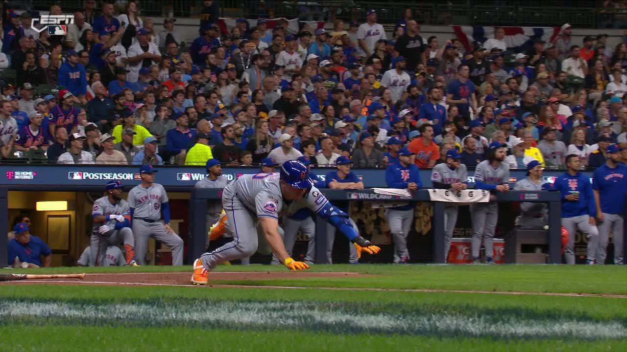 Pete Alonso slips on bat en route to first