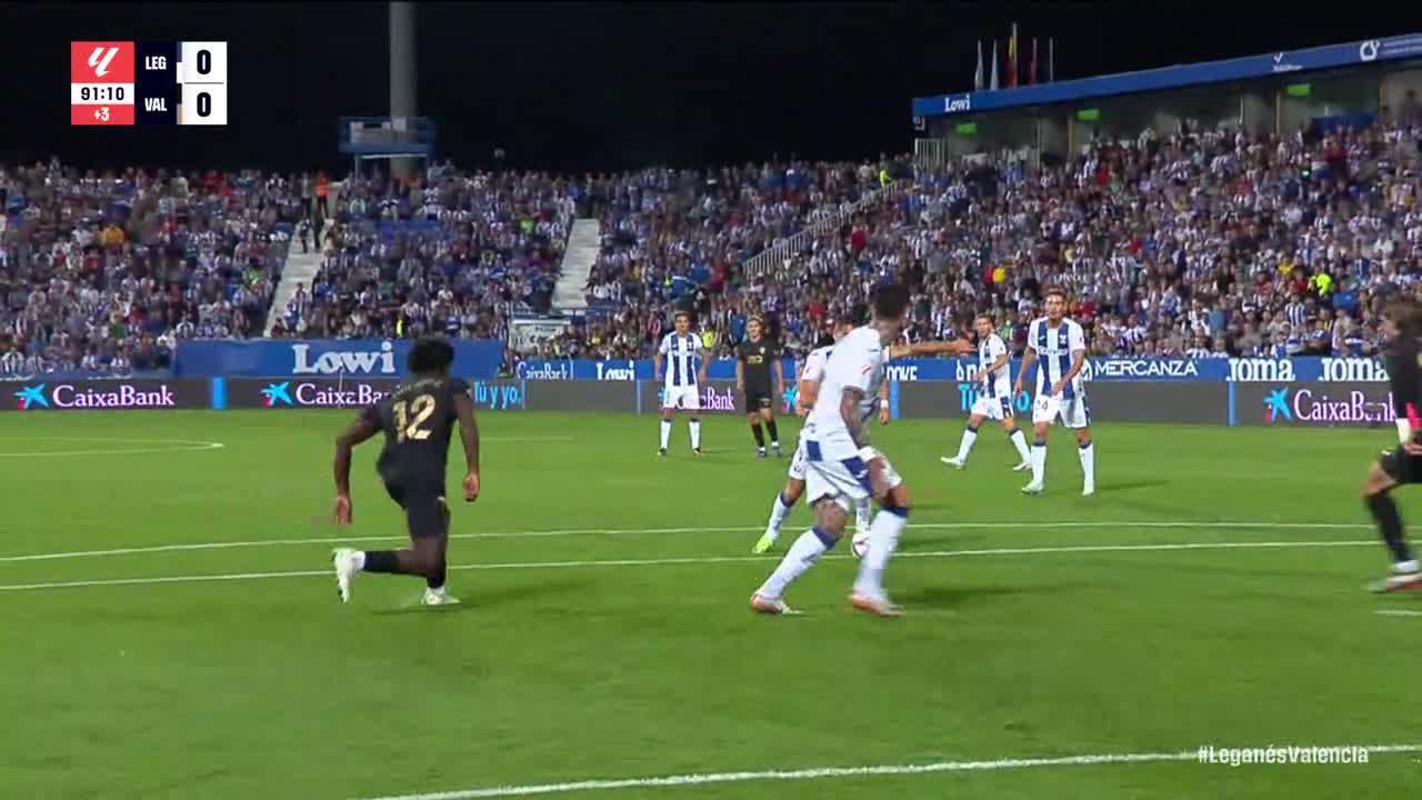 Óscar Rodríguez hits the woodwork