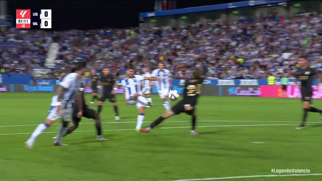 Óscar Rodríguez's shot clanks off the post in stoppage time