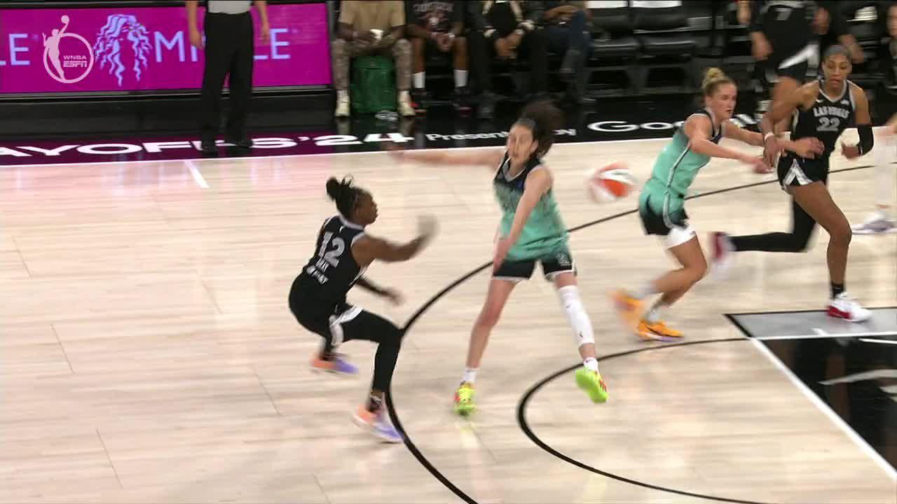 Chelsea Gray dazzles with a wraparound dime