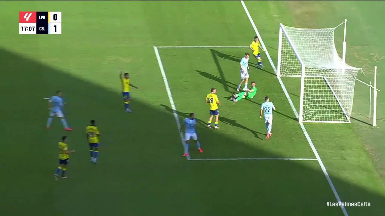 Borja Iglesias hits the woodwork