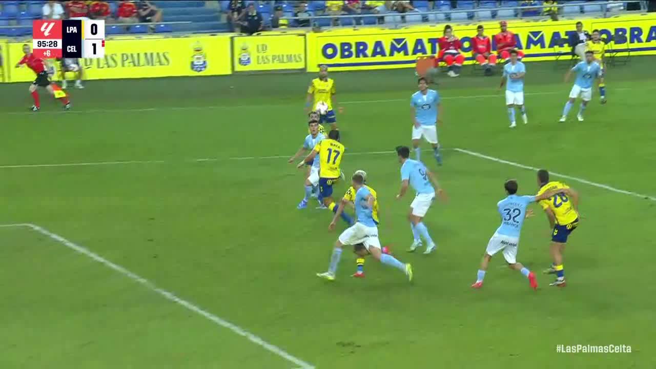 Jaime Mata hits the woodwork