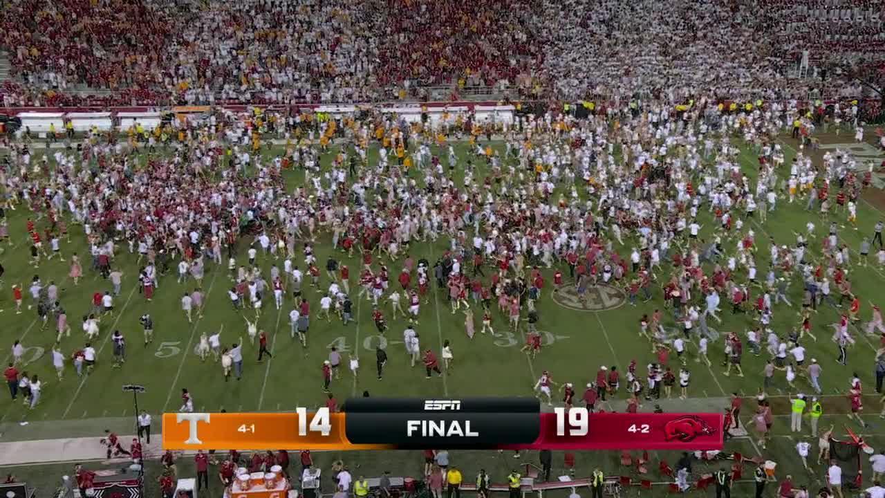 Arkansas fans storm field after hanging on to beat No. 4 Tennessee