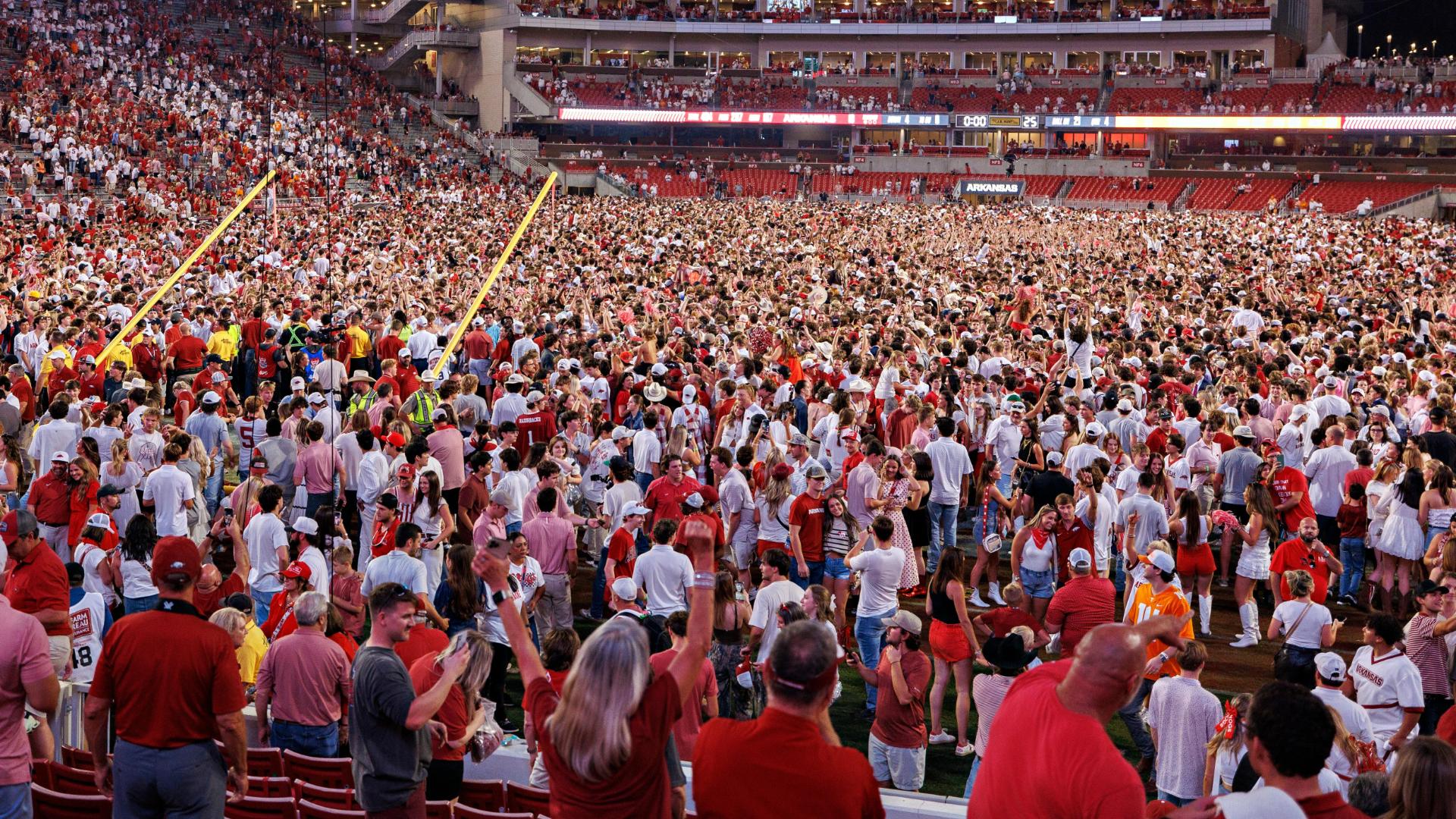 Arkansas fans storm field after hanging on to beat No. 4 Tennessee