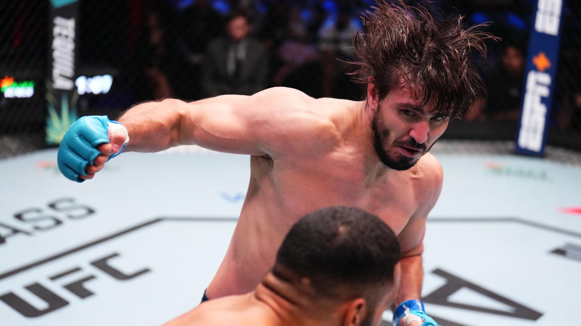 Artem Vakhitov flattens opponent at the end of Round 1