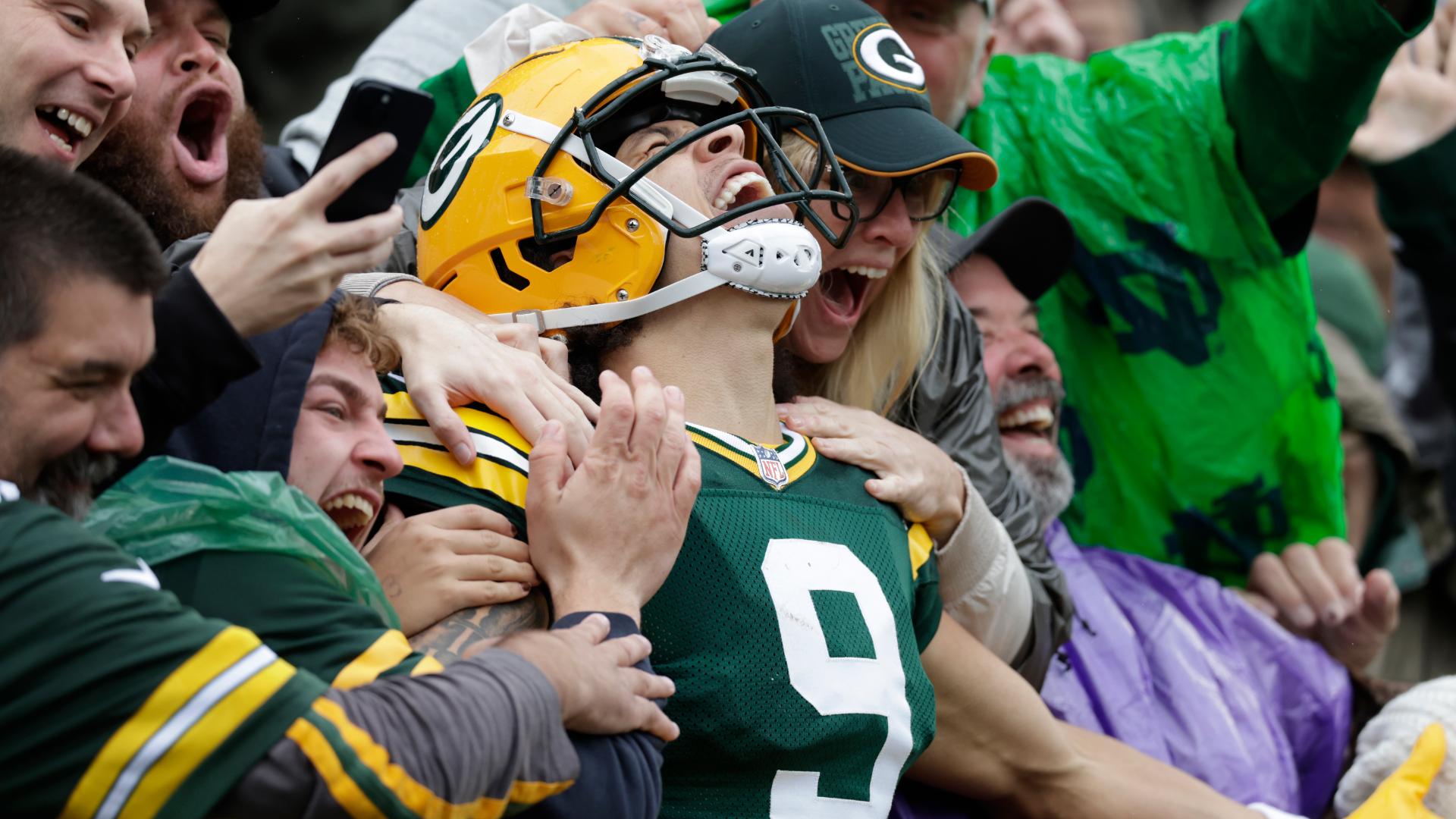 Christian Watson does Lambeau Leap after 44-yard TD