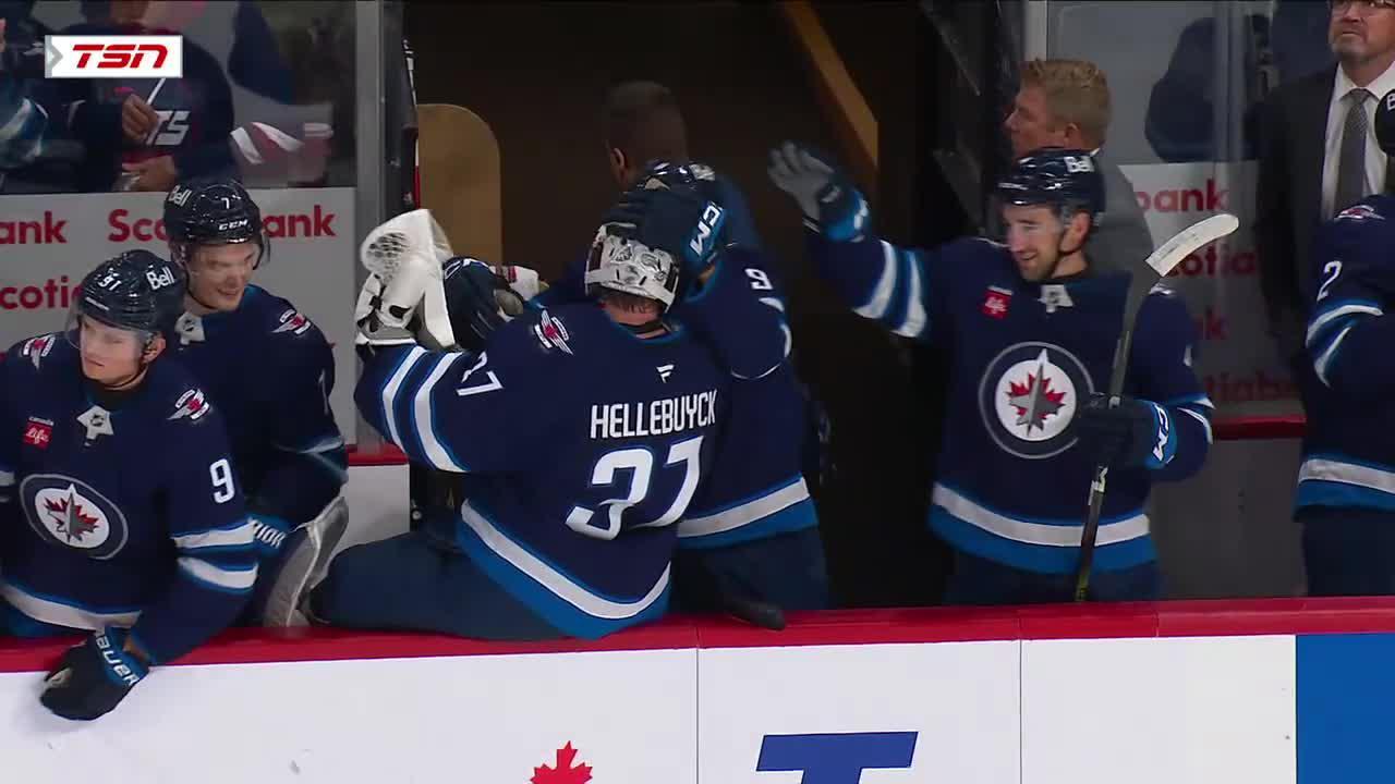 Mark Scheifele lights the lamp