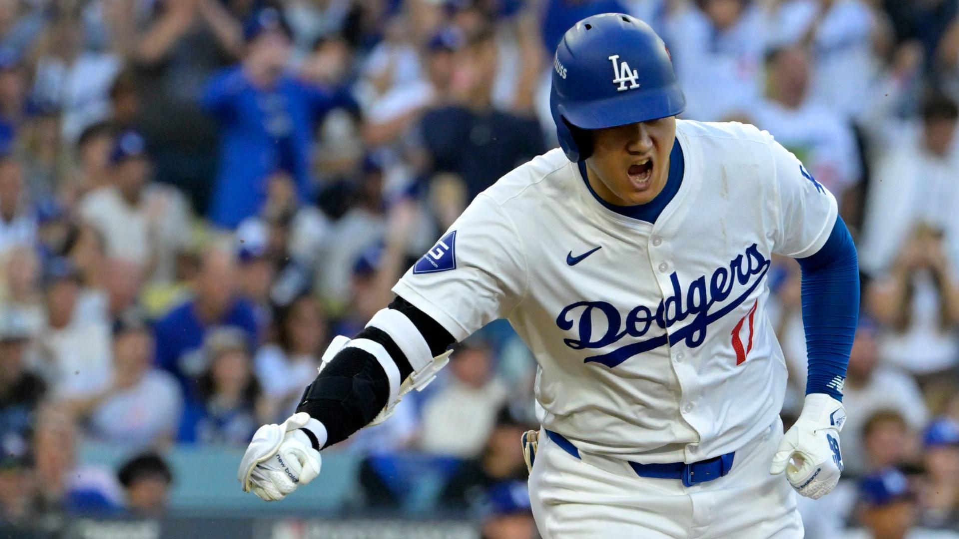 Shohei Ohtani pads the Dodgers' lead with an RBI single