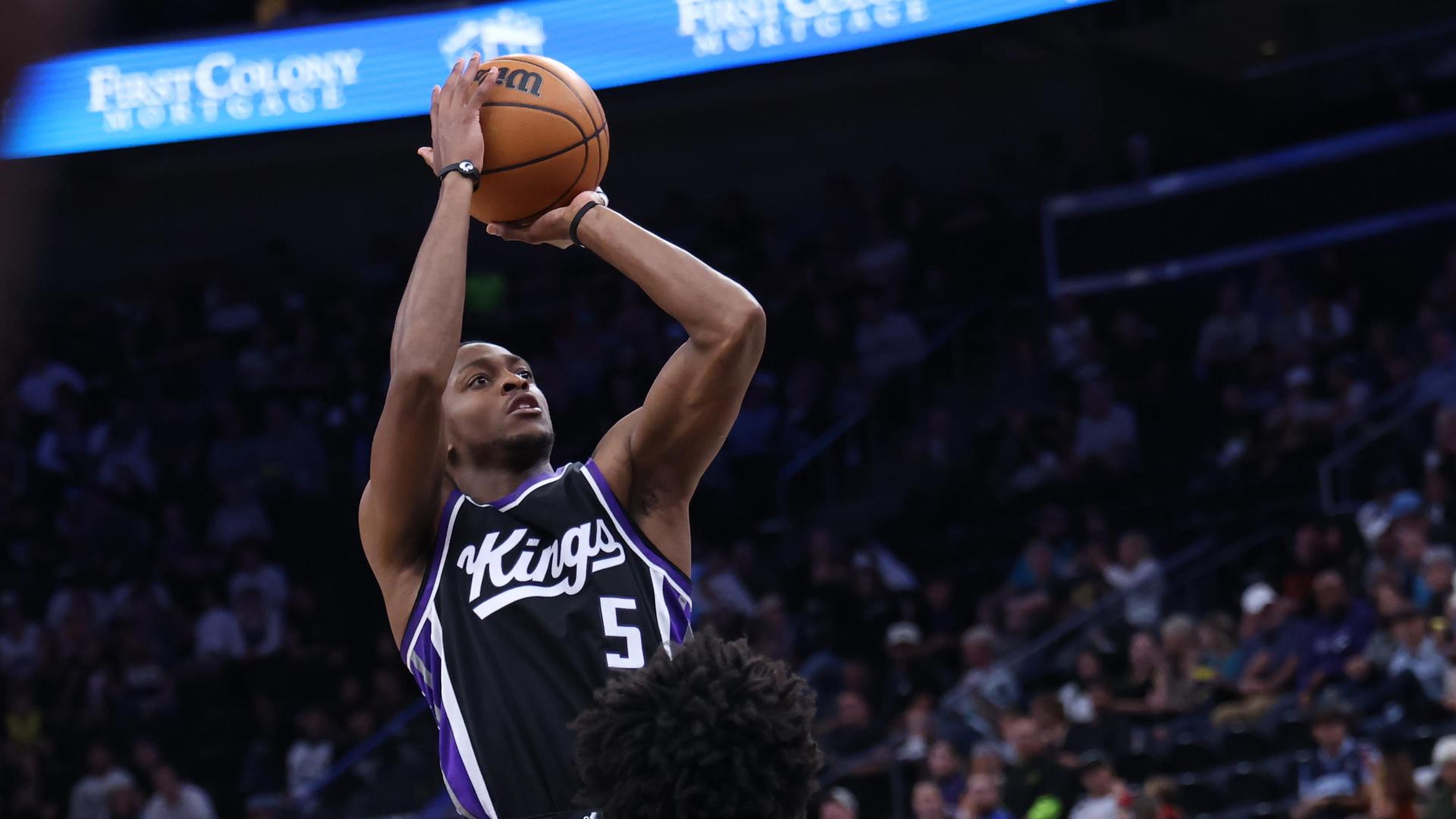 De'Aaron Fox beats buzzer with heave from beyond half court