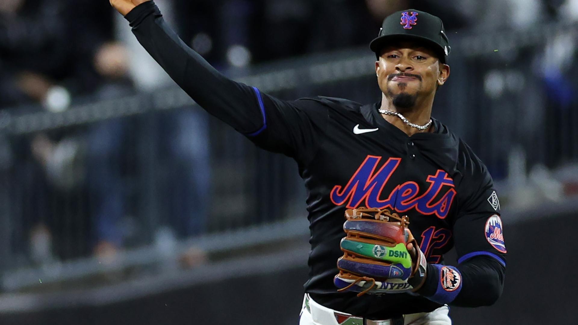 Lindor flashes the leather with spinning backhanded pick