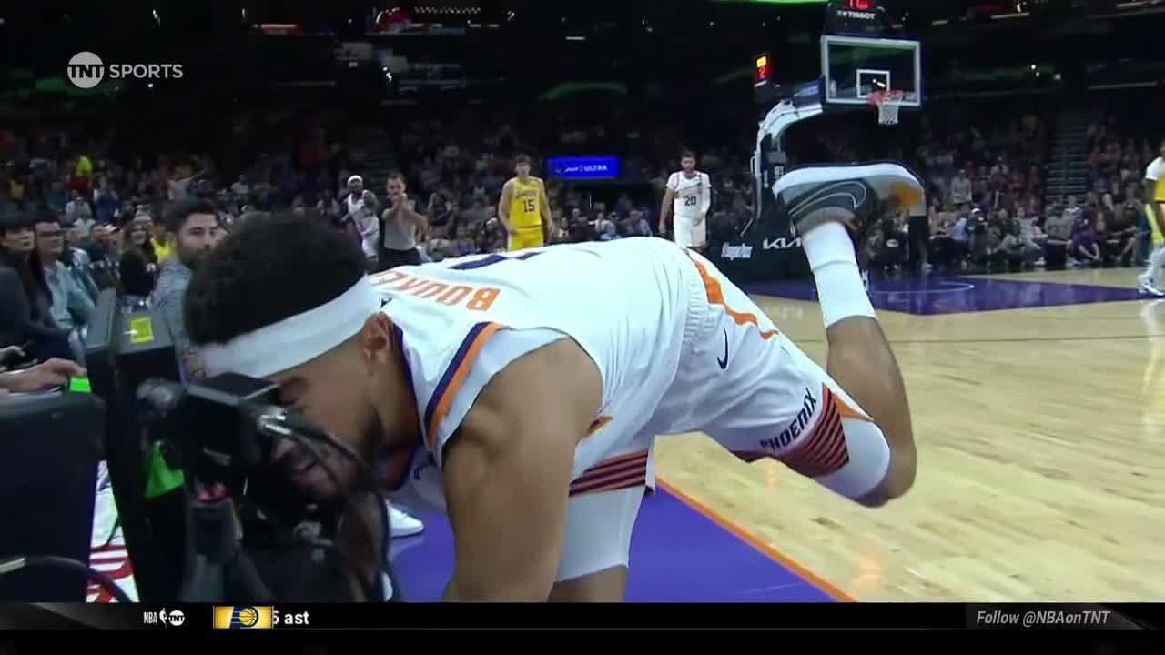 Devin Booker crashes face-first into announcers table