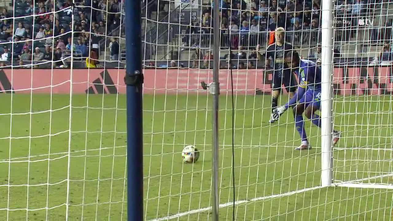 Jakob Glesnes' error leads to Union own goal