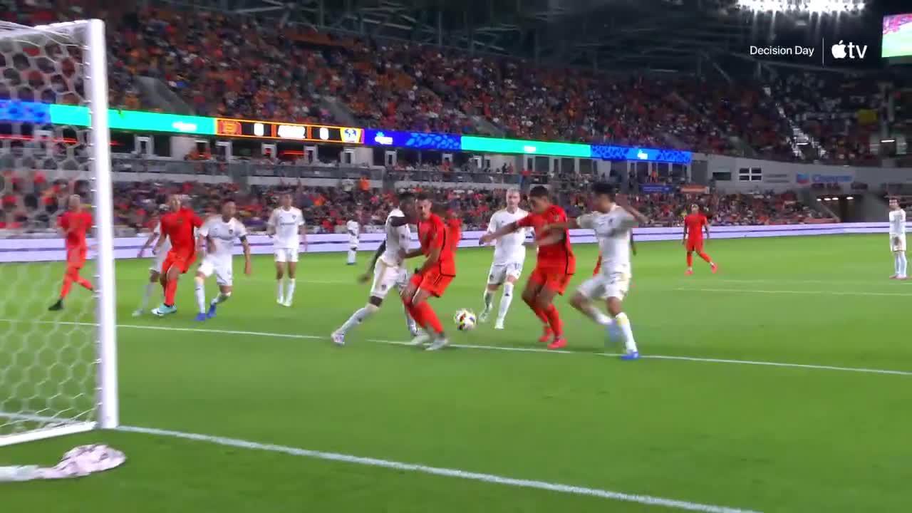 Ezequiel Ponce scores in the 44' for Houston