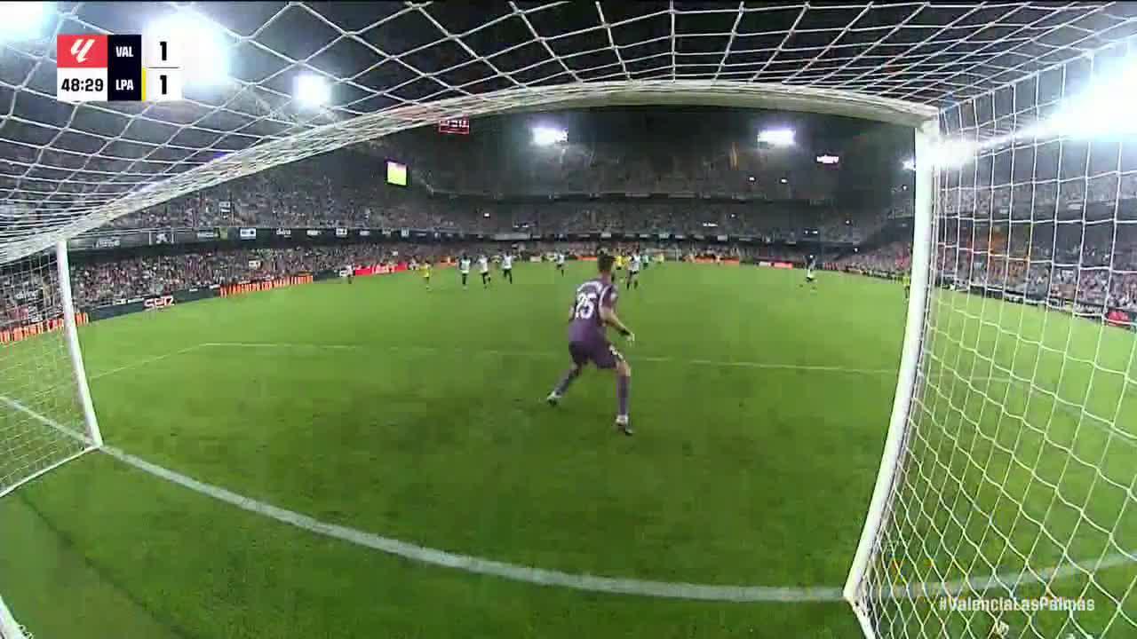 Giorgi Mamardashvili makes a great save