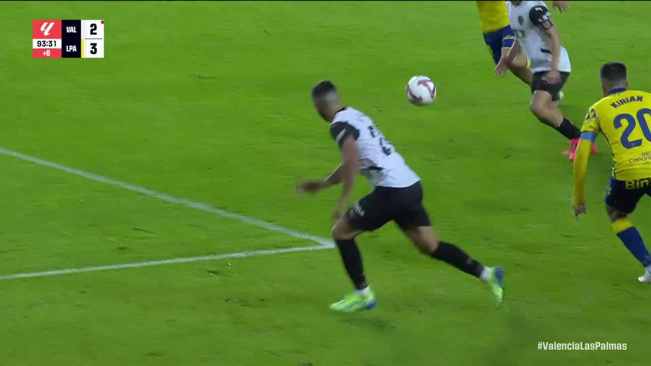 César Tárrega scores goal for Valencia