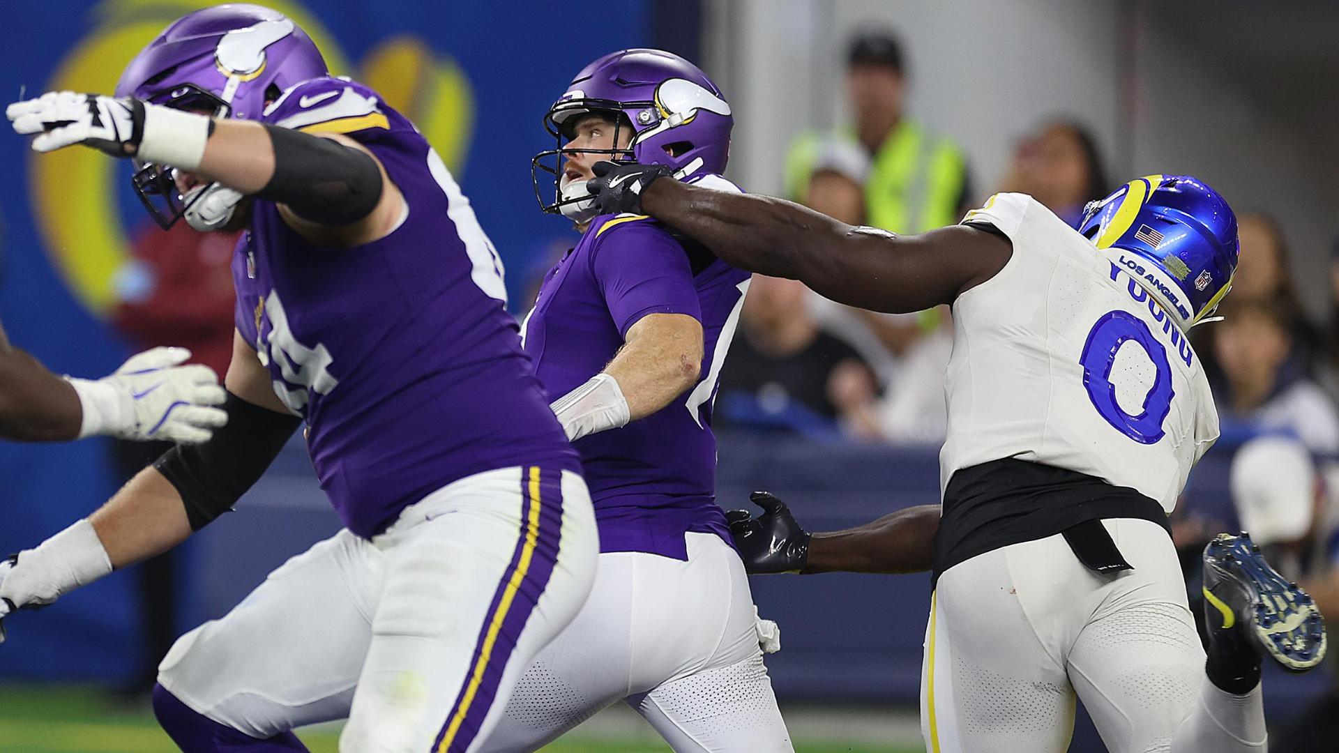 Vikings irate after no-call on face mask results in safety