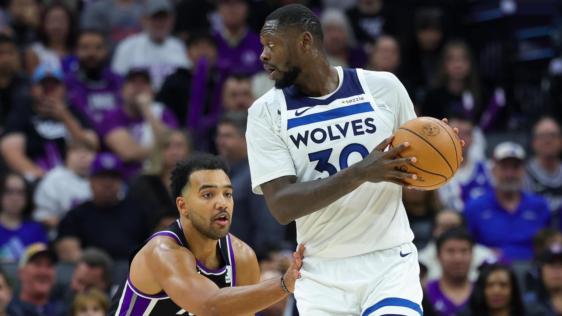 Julius Randle nails 2 triples for the Wolves