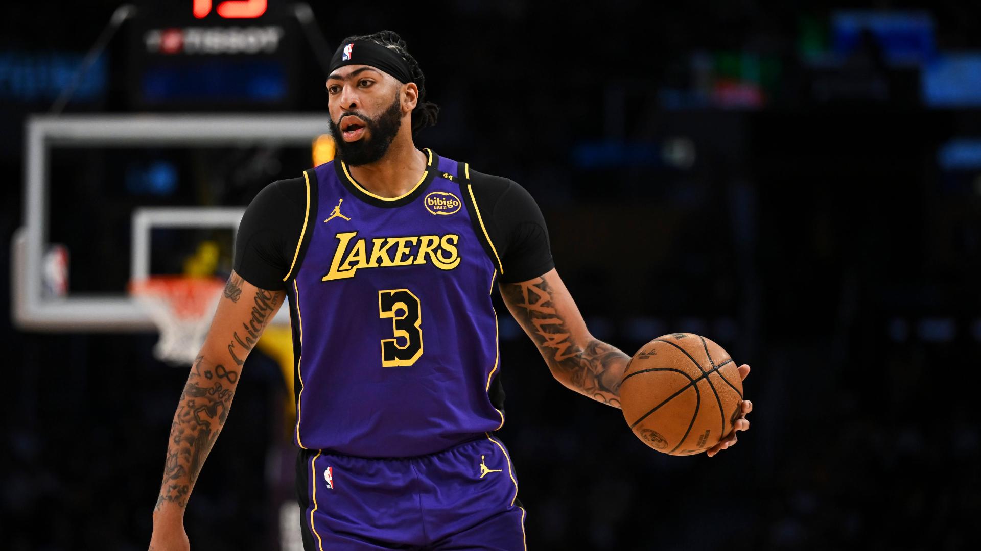 AD drops 35 to lift Lakers over Suns