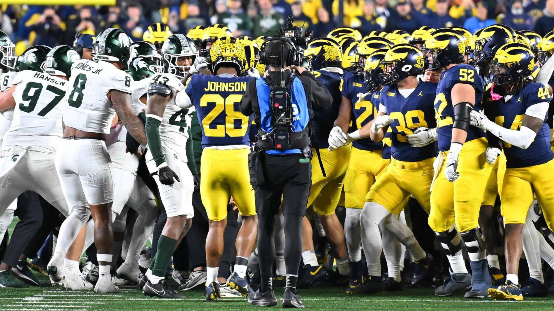 Fight breaks out at end of Michigan State vs. Michigan