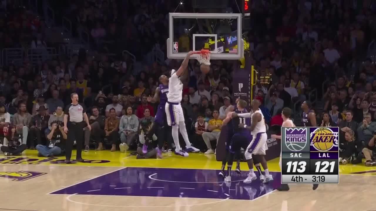 LeBron draws in defense, hits AD with an alley-oop