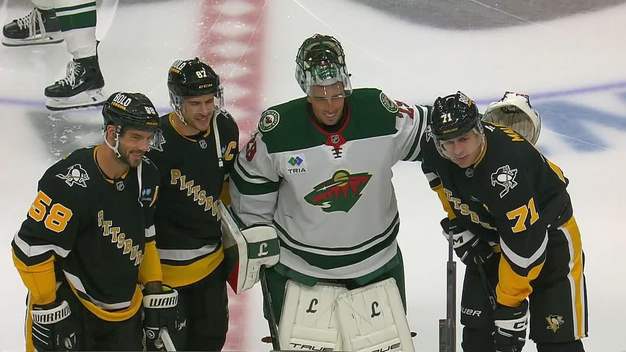 Marc-Andre Fleury takes pictures with former teammates in final return to Pittsburgh