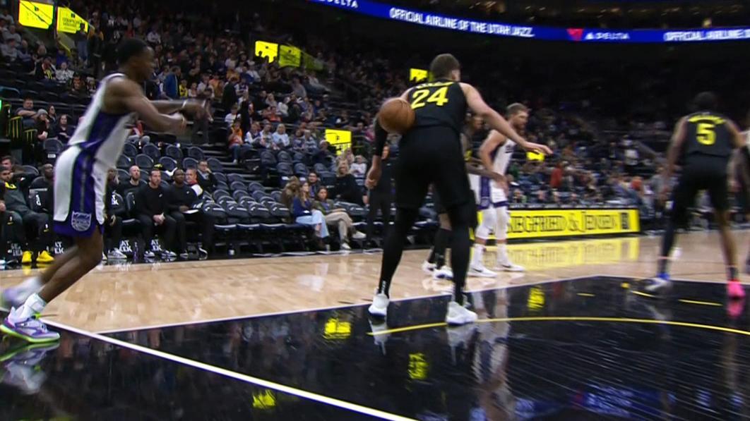 De'Aaron Fox catches Jazz sleeping, inbounds ball off defender to score