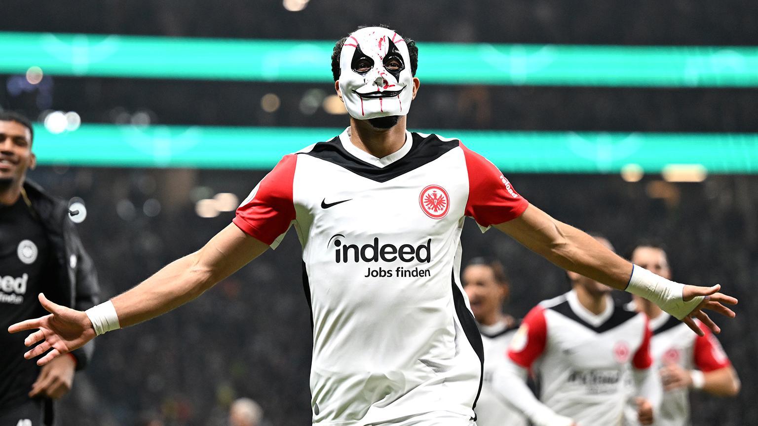 Omar Marmoush scores and dons Halloween mask in fan celebration
