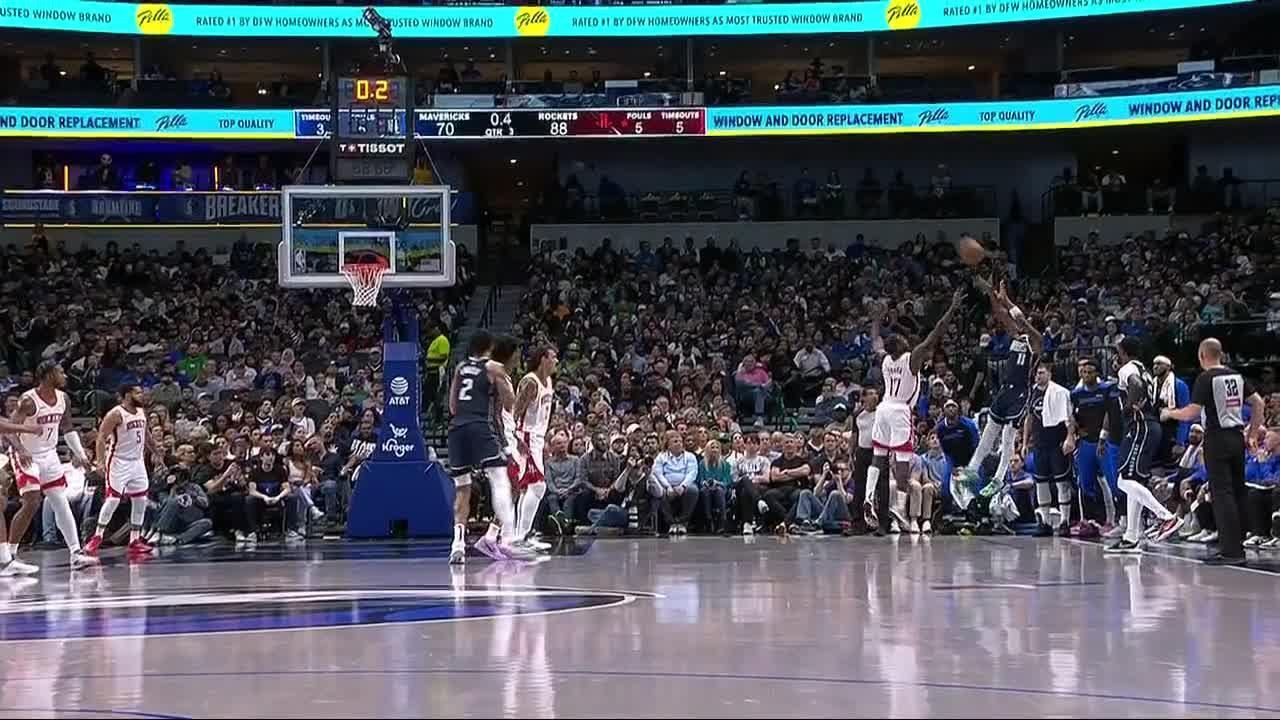 Kyrie hits fadeaway to beat 3rd-quarter buzzer