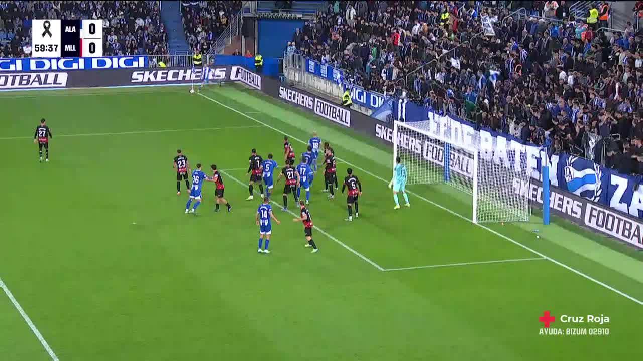 Leonardo Román makes a great save