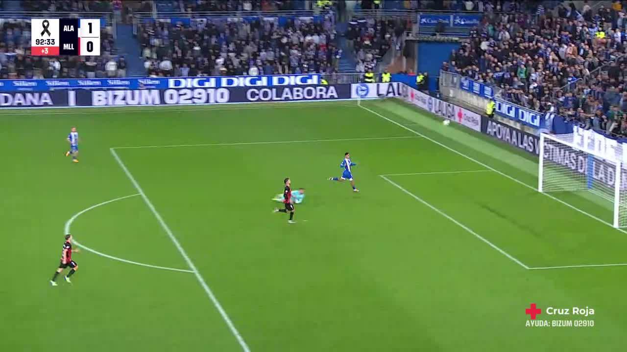 Leonardo Román makes a great save