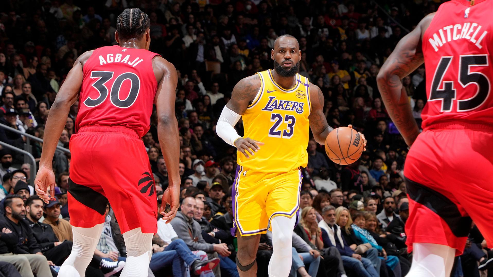 LeBron's behind-the-back pass sets up AD layup for the Lakers