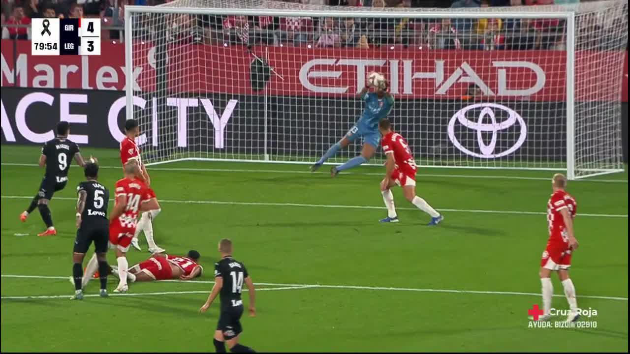 Paulo Gazzaniga makes a great save