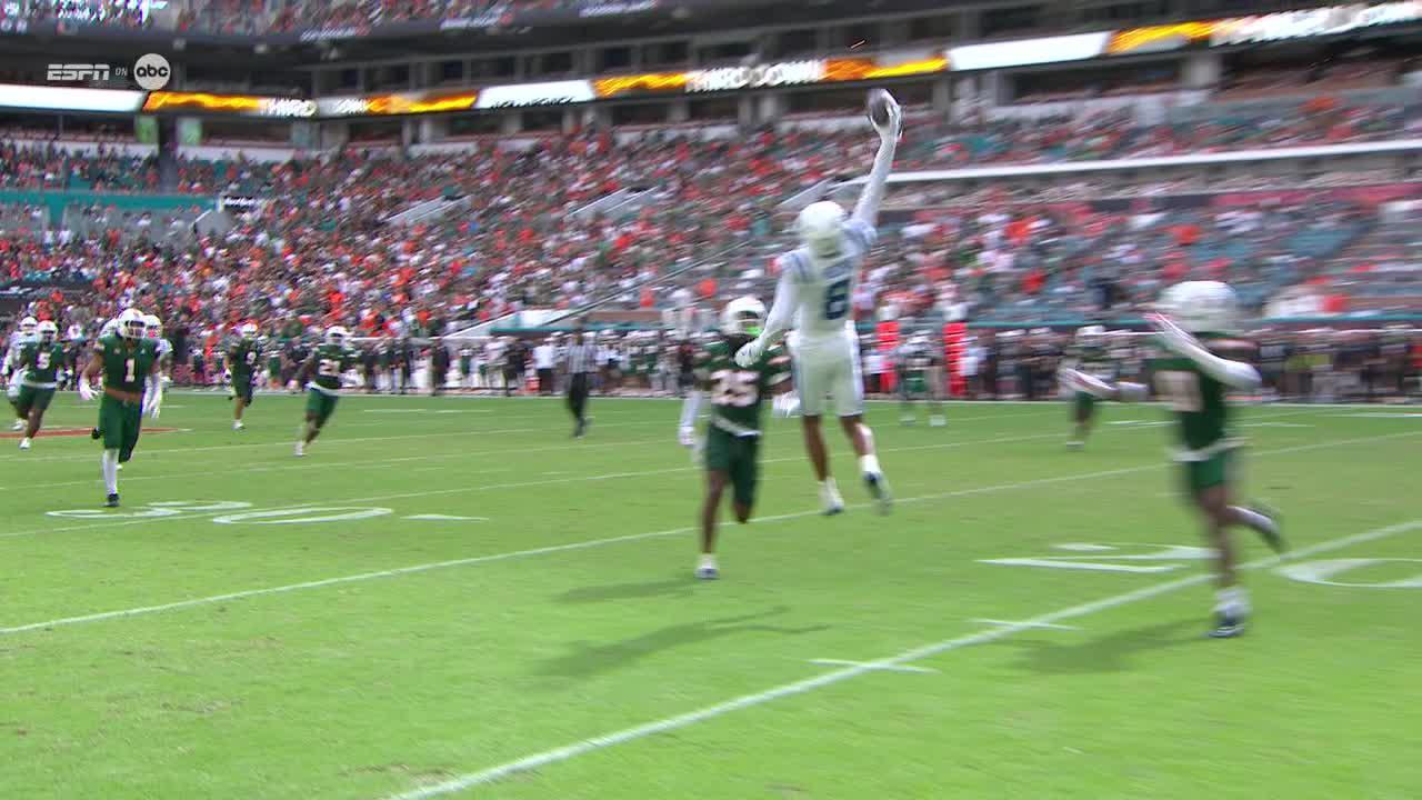 Duke's Jordan Moore makes a spectacular one-handed grab