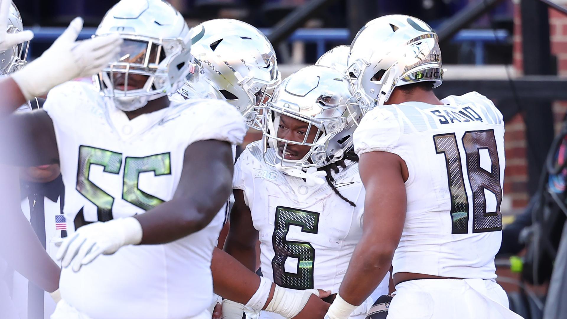 Oregon stays undefeated with road win over Michigan