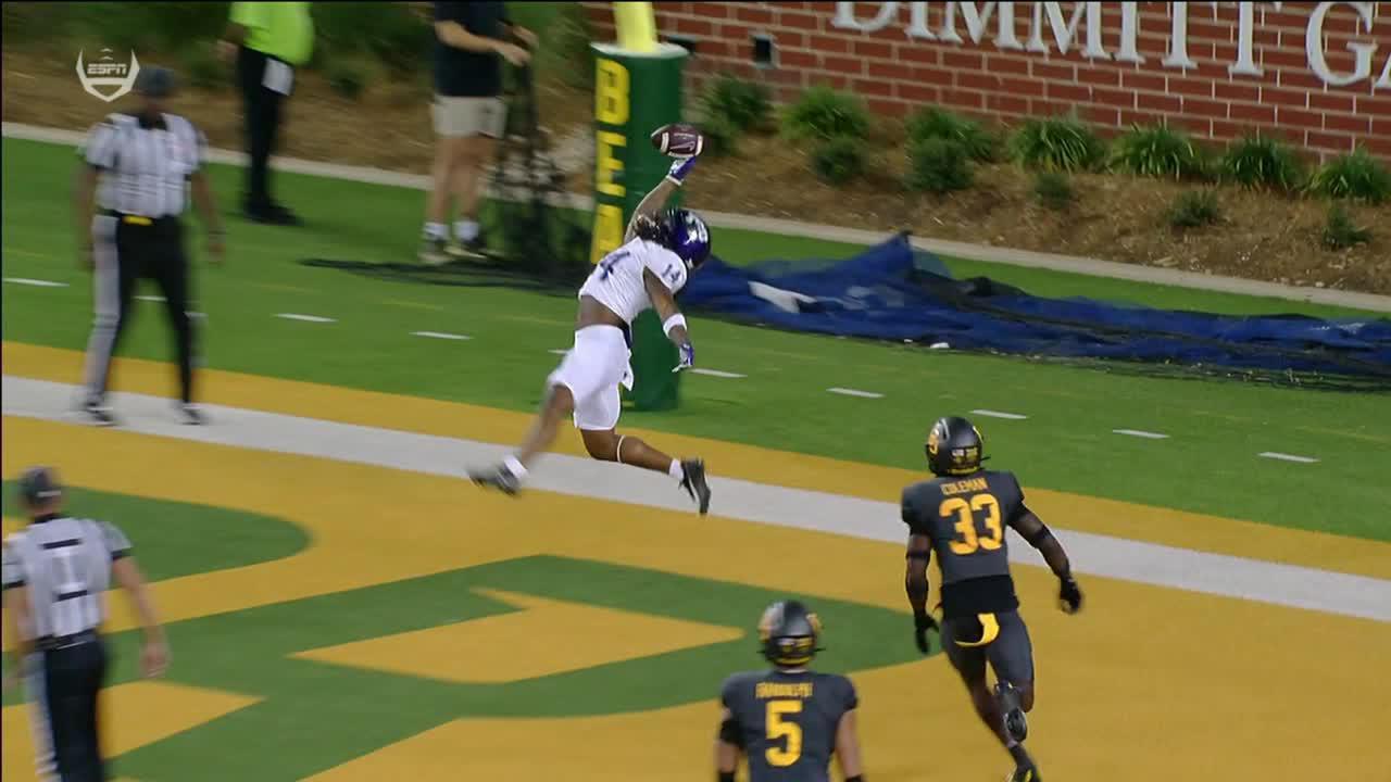 TCU's Jordyn Bailey reaches up for incredible TD grab