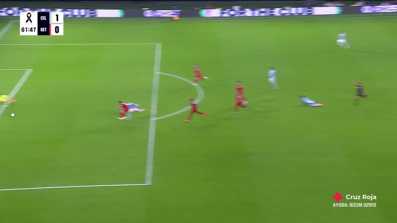 Iago Aspas hits the frame