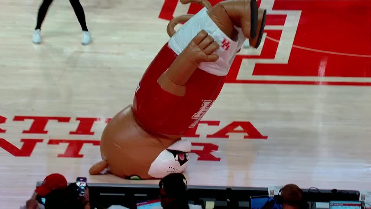 Houston's inflatable mascot steals the show during timeout