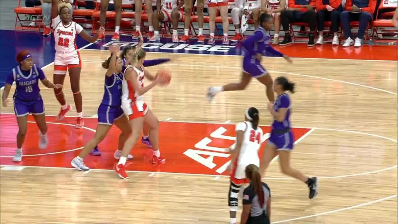 Izabel Varejao no-look assist catches Niagara sleeping