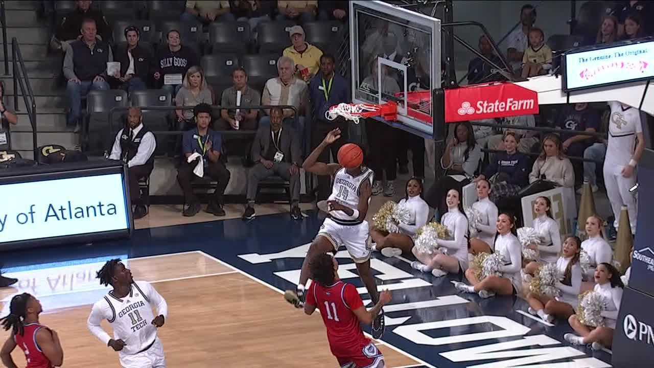 Kowacie Reeves' reverse slam gets the Georgia Tech crowd on its feet